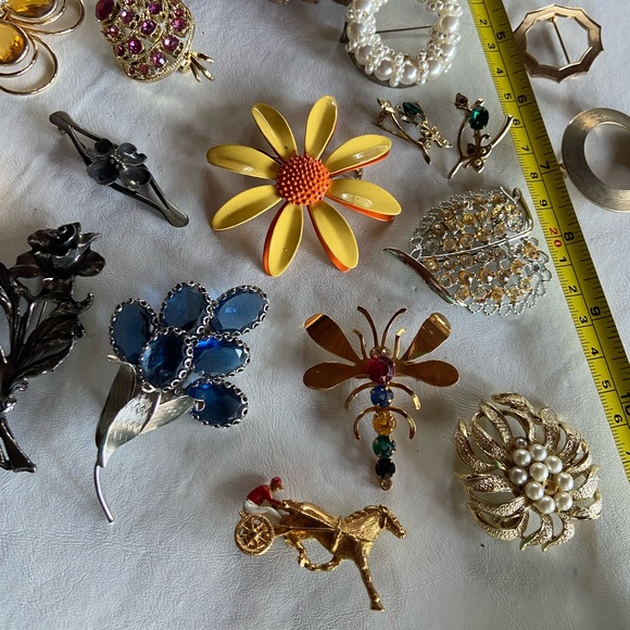 Vintage lot of 19 brooches and one handmade jewelry box - Picture 3 of 13